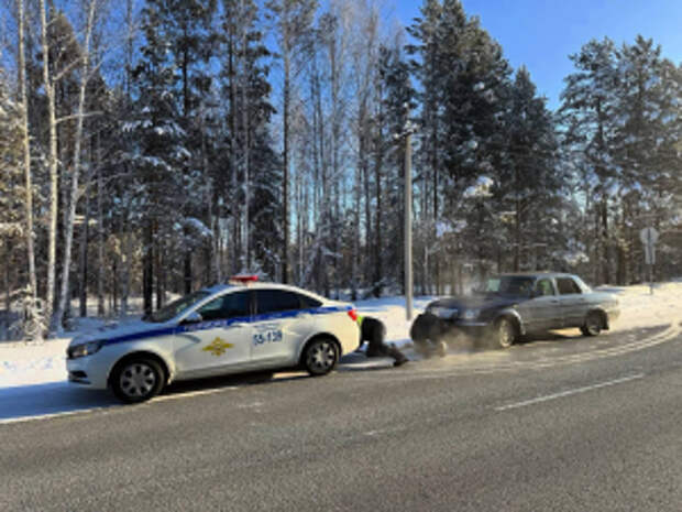 Свердловские полицейские в условиях низких температур оказали помощь водителю на загородной трассе