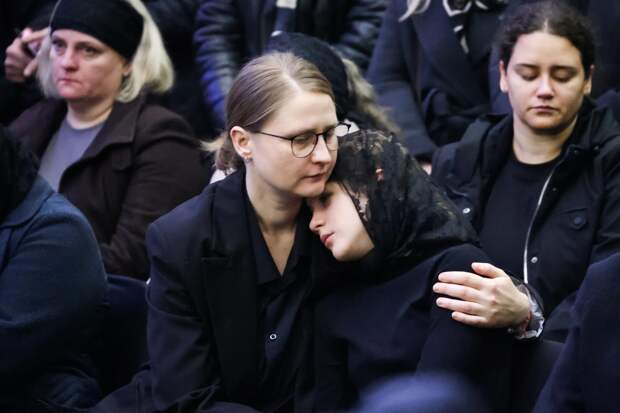 Сергей Бурунов, Гарик Харламов и Ирина Темичева простились с Романом Поповым Сергей Бурунов, Гарик Харламов и Ирина Темичева простились с Романом Поповым