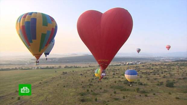 «Танец слонов» и пролет у креста: воздухоплаватели устраивают в Крыму зрелищное шоу