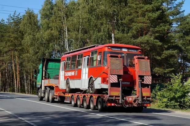 Трал везёт ЛиАЗ из Ульяновска. Посередине борта виден лючок, под которым скрываются разъёмы для подключения оборудования ЛиАЗ 677, авто, автобус, лиаз