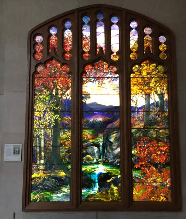 Одним из самых смелых новаторов в области художественного стеклоделия, был американец Луис Комфорт Тиффани.