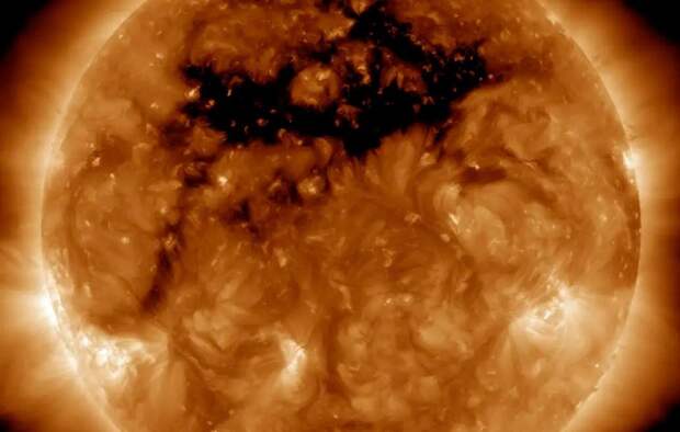 На Солнце появилась новая крупная корональная дыра