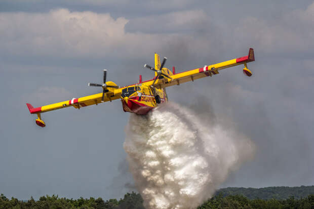 canadair_cl_415_by_rikkubeauty-d8uqydj