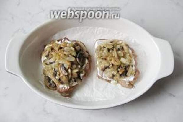 На каждую отбивную выложить грибы с луком. Поставить форму с мясом в духовку, разогретую до 190-200°С, на 15-20 минут.