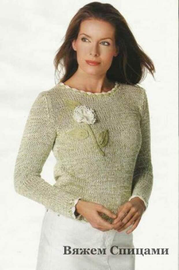 Меланжевый пуловер с цветком