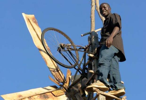 Ветрогенератор, построенный руками 14-летнего подростка из деревушки, расположенной в Восточной Африке.