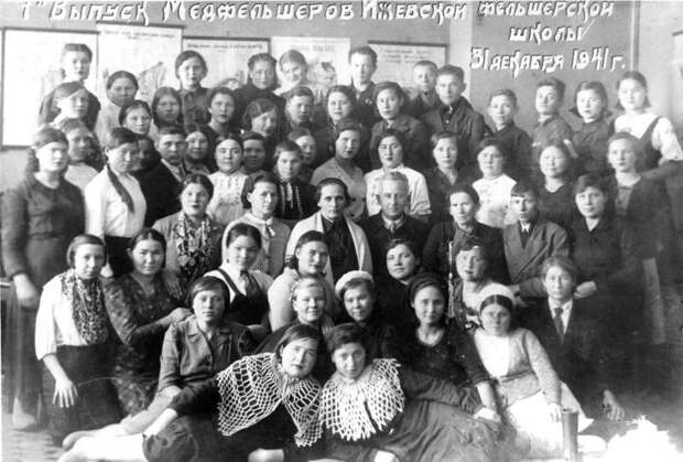 А ты, Святик, мог бы лечь с гранатой под танк?