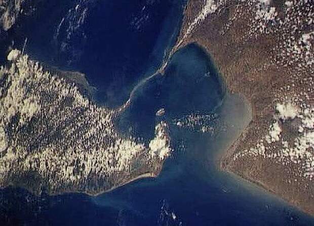 Адамов мост, снимок из космоса/ © topnews.ru