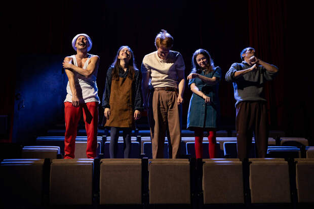 Сцена из спектакля «Молодость всё простит»