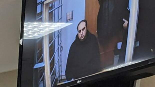 Денис Илюшин выступает по видеосвязи на суде по делу Шеломенцева / Фото: amic.ru