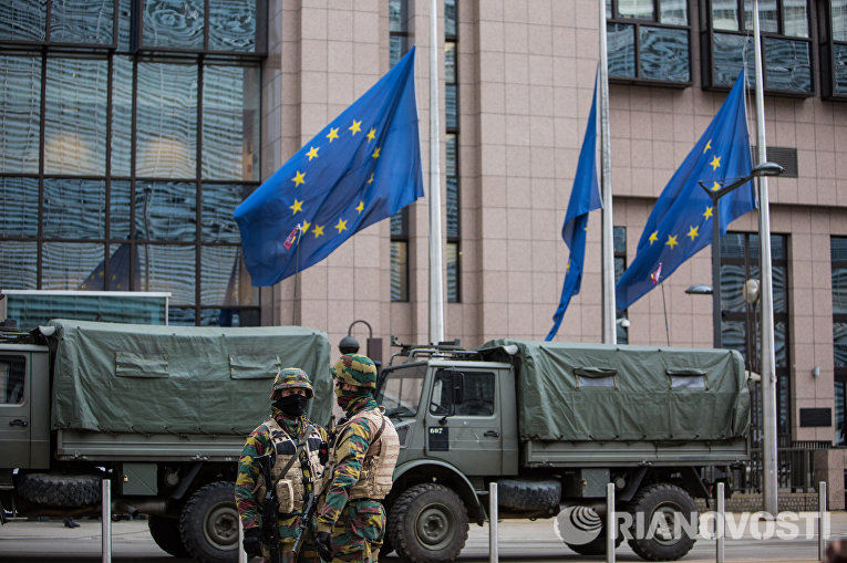 Военнослужащие обеспечивают безопасность штаб-квартиры Европейской комиссии в Брюсселе
