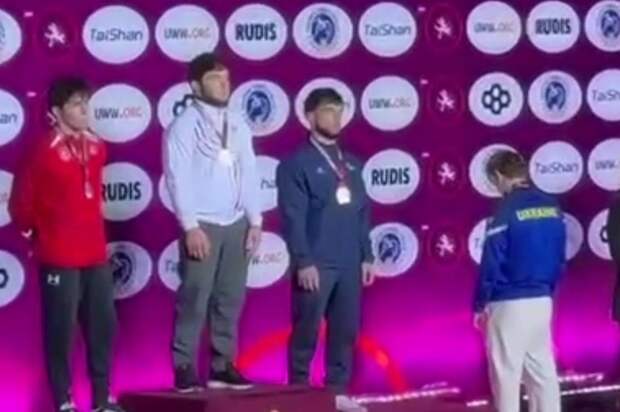 На молодёжном ЧЕ украинский борец сошёл с пьедестала и отвернулся во время гимна России