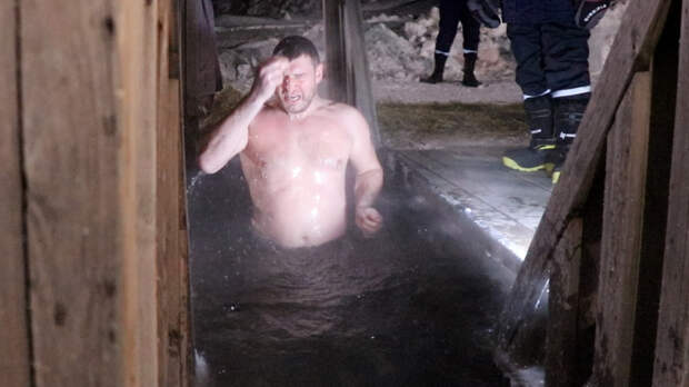 Около 600 человек приняли участие в крещенских купаниях при температуре -40 в Кемерово