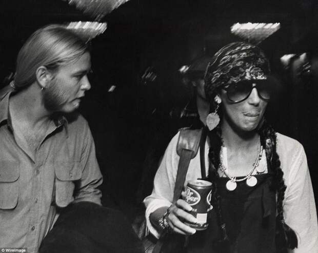 Грегг Оллман (из Allman Brothers Band) и Шер, ноябрь 1977 г. архивные фотографии, аэропорт, аэропорты, знаменитости, известные люди, старые фото, фото знаменитостей
