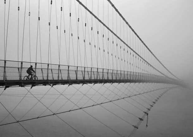 Велосипедист, движущийся к небу Уттаракханд, Индия. Автор фотографии: Триканш Шарма (Trikansh Sharma).