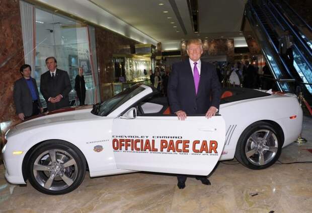 Дональд Трамп и Chevrolet Camaro Indianapolis 500 Pace Car, на котором он так и не проехался.