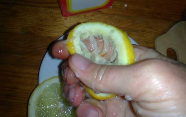 Натрите руки лимонным соком или кислотой и оставьте до полного высыхания, а после ополосните их с мылом. / Фото: unipack-ug.ru