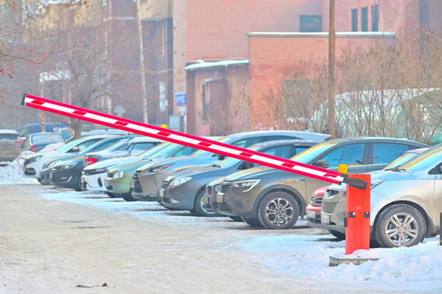 В Москве мошенники начали продавать места парковки во дворах через взлом шлагбаума