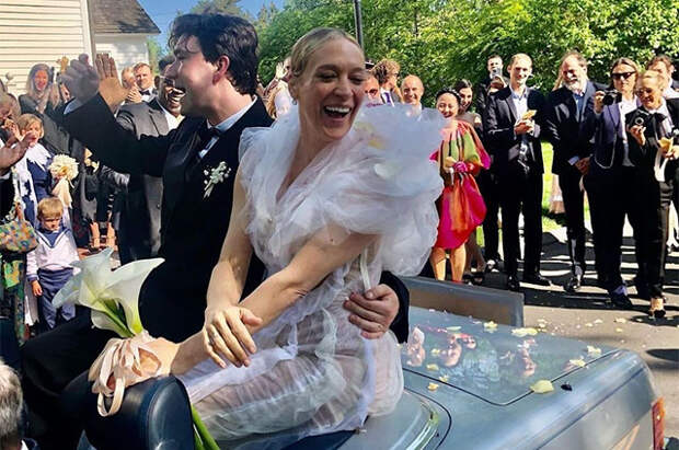 Три наряда невесты и Джим Джармуш в гостях: Хлоя Севиньи сыграла свадьбу через два года после регистрации брака