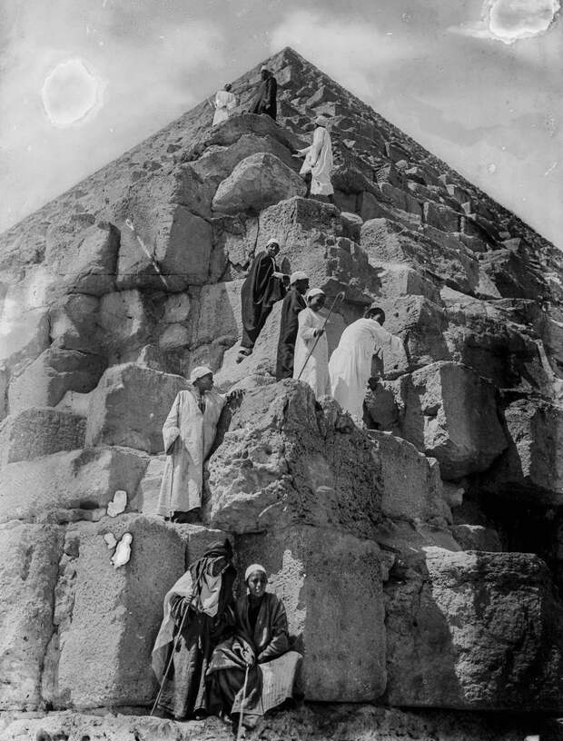 На вершине чуда света: ретрофотографии туристов на пирамидах Гизы