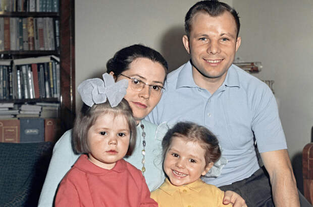 Юрий Гагарин (справа) с женой Валентиной (слева на втором плане) и дочерьми Галей и Леной.