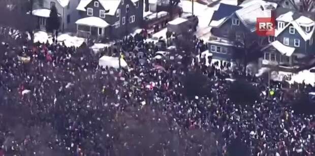 Большая толпа протестующих против ICE собралась в Миннеаполисе на месте, где ранее была застрелена Рене Николь Гуд