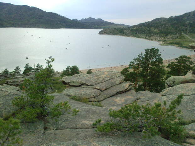 Самое крупное озеро — Сабындыколь (каз. Сабындыкөл, буквально — «мыльное озеро»), на берегу которого располагается поселок Баянаул. 