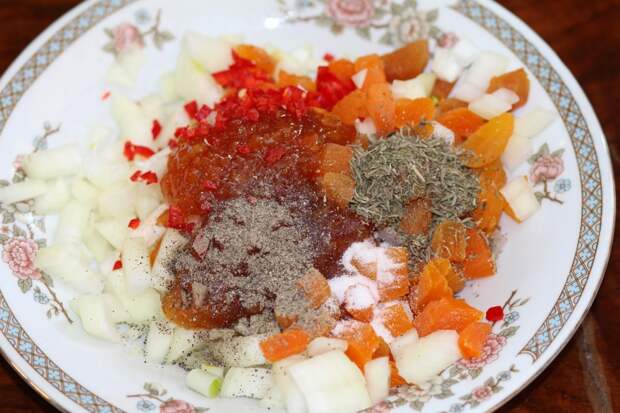 Свиная вырезка фаршированная курагой, луком, острым перцем и орешками Свиная вырезка фаршированная курагой, луком, острым перцем и орешками