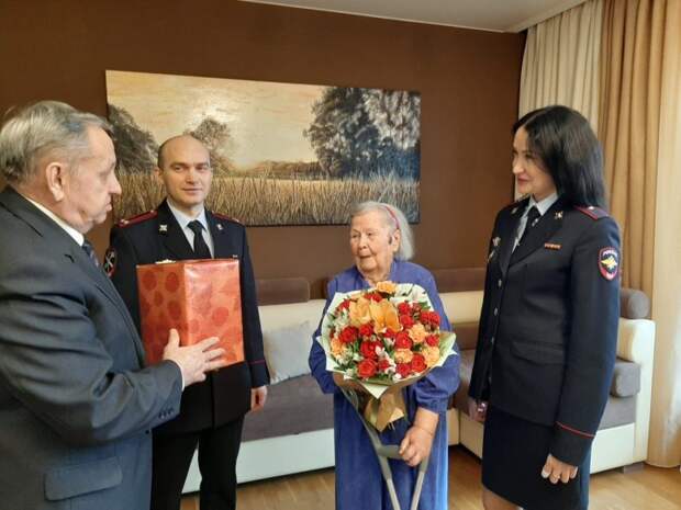 Поздравление ветерана. Фото: Пресс-служба УВД по САО