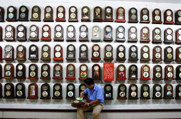 Ли Тао из города Шэньян превратил увлечение в работу, открыв музей старинных часов. 5500 предметов, многие из которых имеют историческую ценность, хранятся в северо-восточной части Китая — в провинции Ляонин в мире, вещи, коллекционер, коллекция, люди, удивительно