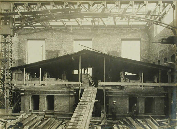 09. Рабочие за кладкой сталелитейных печей в одном из цехов завода. 22 сентября 1909