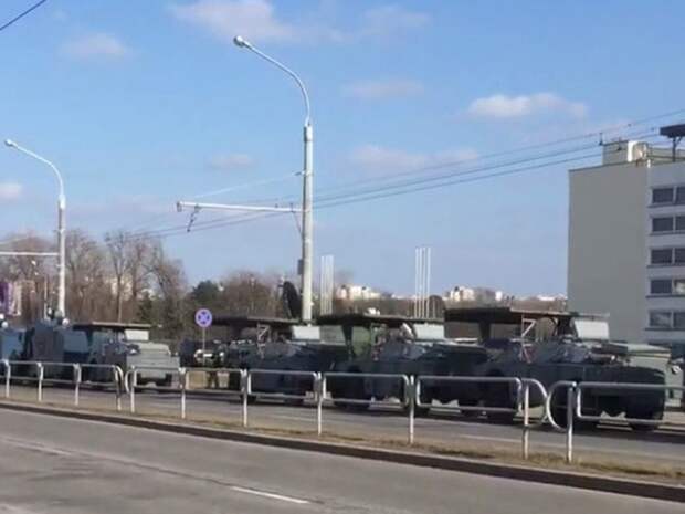 К резиденции Лукашенко в Минске стянули спецтехнику (ВИДЕО)