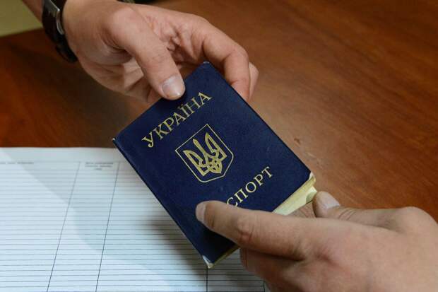 Украинцы призывного возраста не смогут получить загранпаспорт за пределами Украины