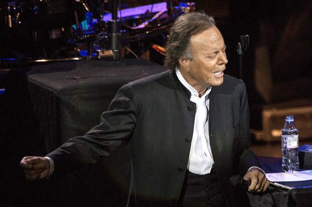 «Он говорил девушкам гадости»: Хулио Иглесиаса обвинили в домогательствах