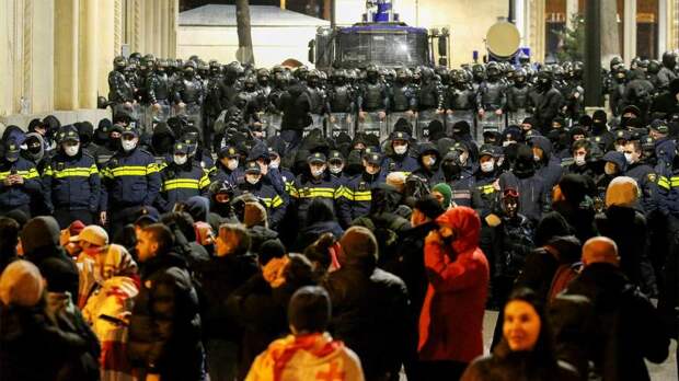 Митингующие в Тбилиси из мусорных баков соорудили баррикады поперек проспекта Руставели