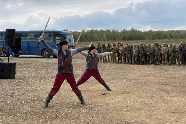 Артисты ансамбля песни и пляски ЦВО выступили для военнослужащих Чебаркульского гарнизона