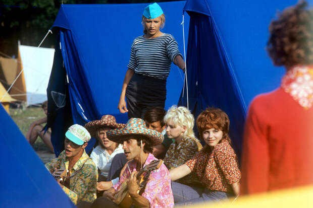 «Как здорово, что все мы здесь сегодня собрались»: как пели барды в СССР