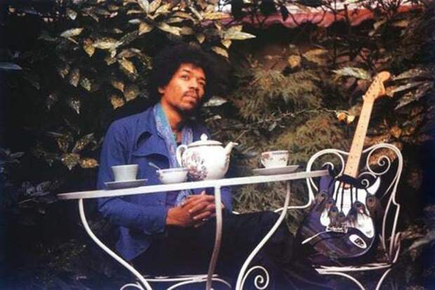 Джеймс Хендрикс пьёт чай за день до смерти. 1970 знаменитости, люди, фото