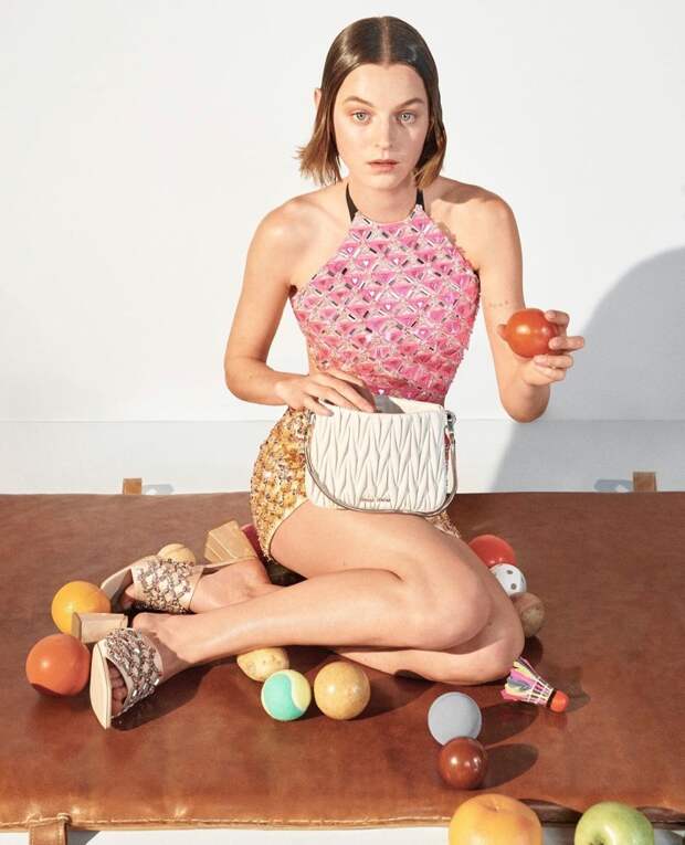 Эмма Коррин в рекламной кампании Miu Miu весна-лето 2021