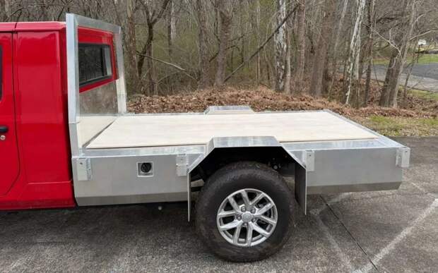 Четырехдверный пикап Jeep Gladiator превратили в бортовую платформу