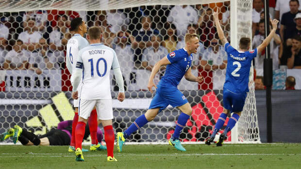 18-я минута. Колбейдн СИГТОУРССОН (второй справа) принес исландцам победу над англичанами. Фото REUTERS
