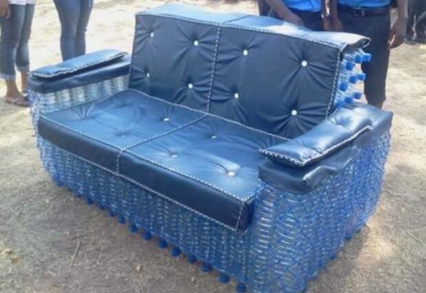 Из пластиковых бутылок получится садовая скамья или даже целый диван / Фото: imbuilder.ru Из пластиковых бутылок получится садовая скамья или даже целый диван / Фото: imbuilder.ru