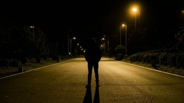 Человек вечером на дороге / Изображение сгенерировано с помощью нейросети Kandinsky by Sber AI / amic.ru