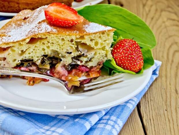 Пирог со щавелем и клубникой сладкий шарлотка рецепт с фото пошагово