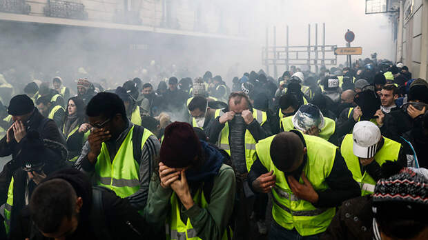 Слезоточивый газ, резиновые пули и обыски: как журналисты освещают протесты в Париже