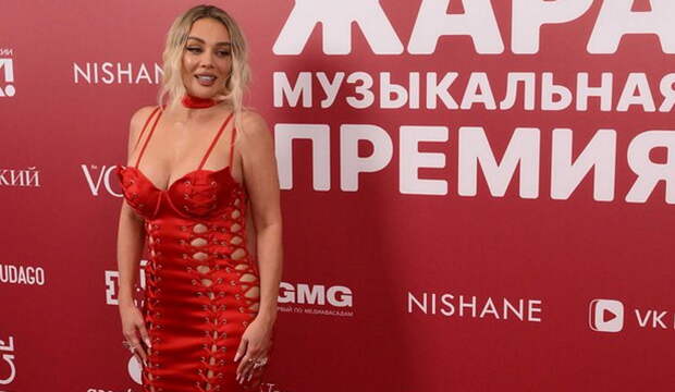 В сети обсудили внешность Седоковой в откровенном наряде на музыкальной премии