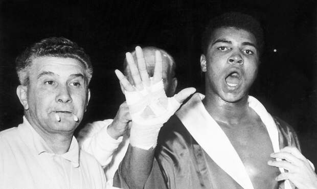 Мохаммед Али предсказывает себе победу в пятом раунде в бою против Генри Купера. Лондон стадион Уэмбли июнь 1963 года.
