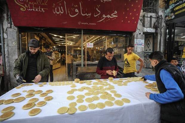 Мусульмане начинают священный месяц Рамадан с наступлением ночи