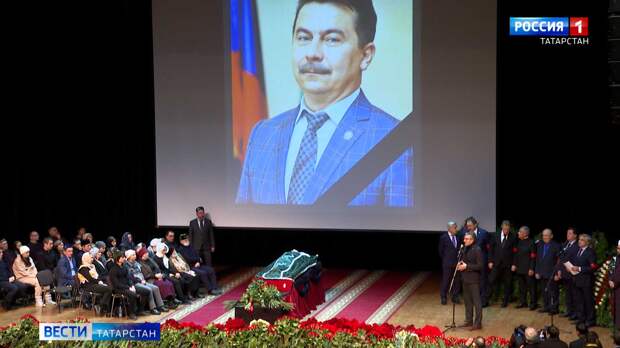 Тысячи людей пришли проводить в последний путь министра здравоохранения Татарстана Марата Садыкова