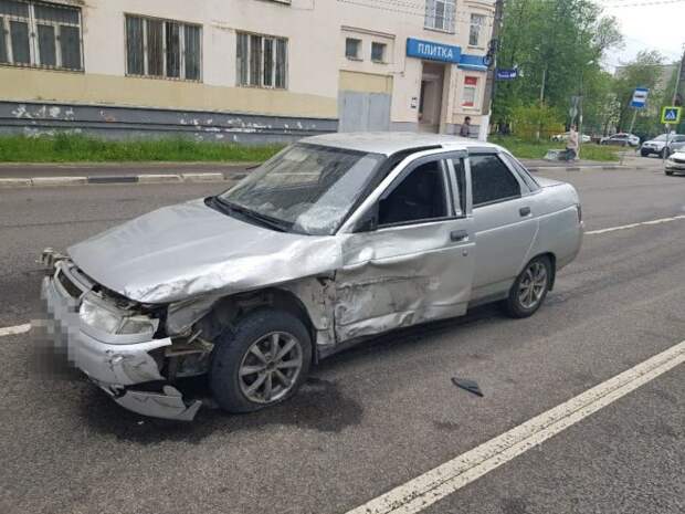 Опубликовано видео момента столкновения "БМВ" с "ВАЗом" в Твери